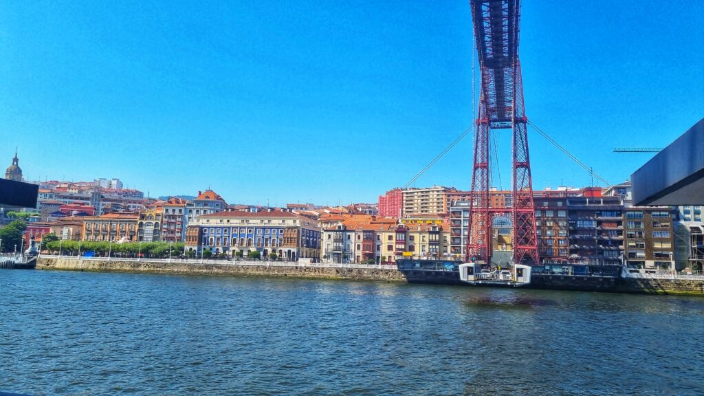 Vizcayabrug, zweefbrug Eiffel, voetganger, auto; doen in Bilbao, Baskenland, Spanje, bezienswaardigheden en tips