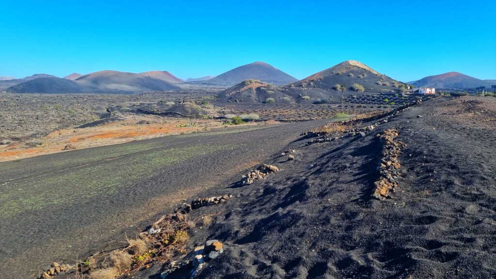 Roadtrip wijnroute La Geria LZ-30; tip in de bijzondere wijngaarden Lanzarote in wijnstreek La Geria