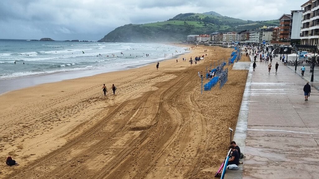 Zarautz, strand, surfen Baskische kust: tip voor tijdens je roadtrip of rondreis door het Baskenland en La Rioja in Spanje