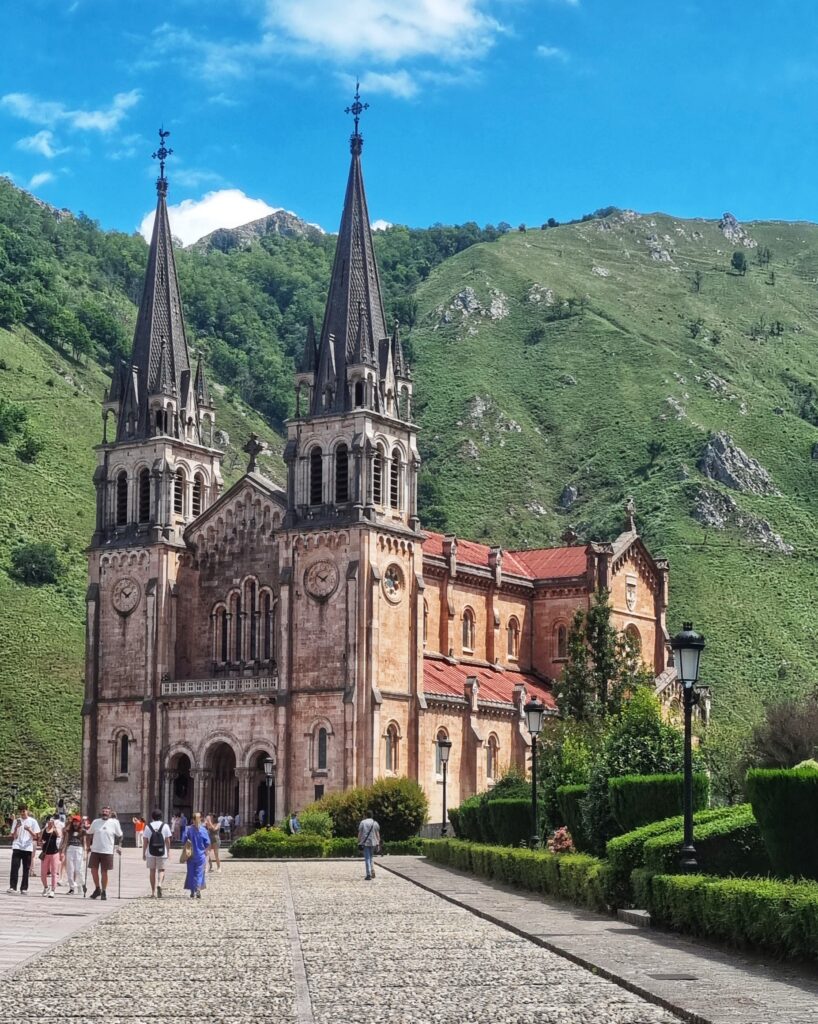 Basiliek Covadonga, Picos de Europa: tips & bezienswaardigheden