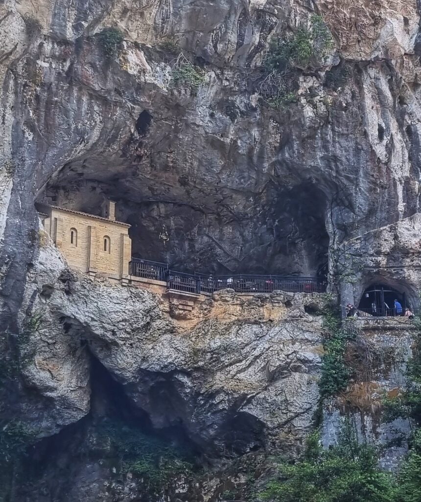 Kapel in grot Covadonga, Picos de Europa: tips & bezienswaardigheden