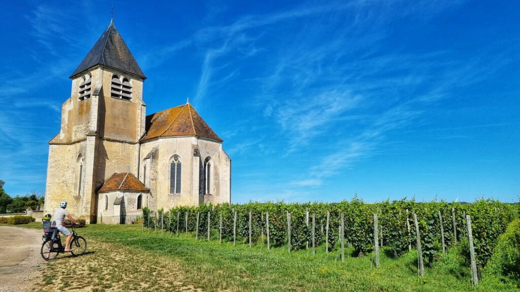Kerk wijngaarden; tips wat te doen in Chablis, Bourgogne, wijnstreek en dorp