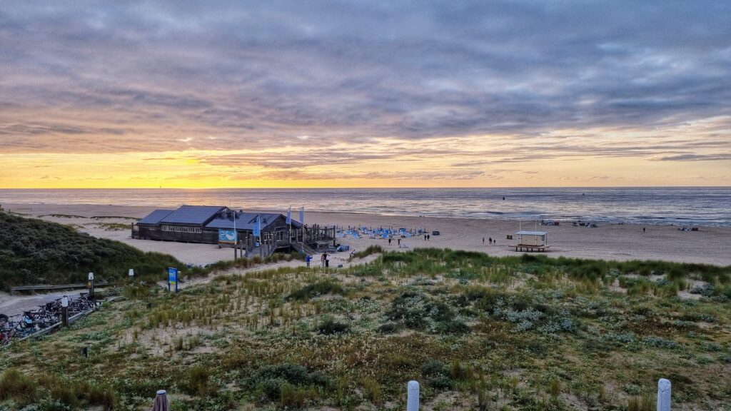 Zonsondergang strand; tips wat te doen op Vlieland, weekendje Waddeneilanden