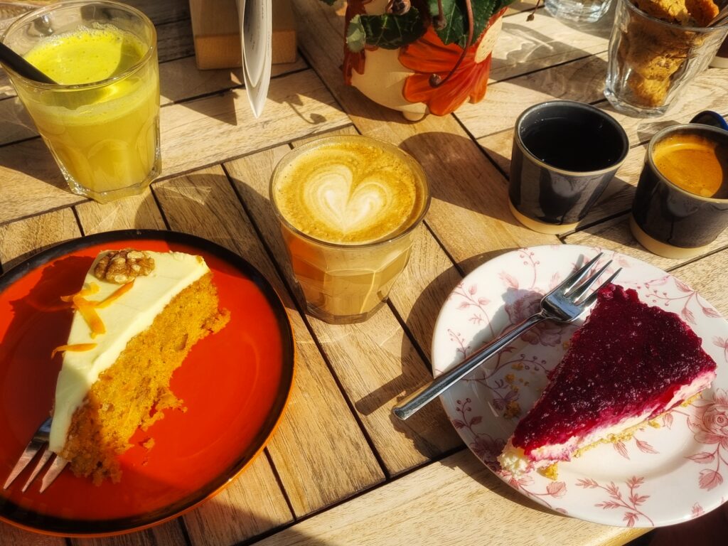 Leut koffie en gebak; tips wat te doen op Vlieland, weekendje Waddeneilanden