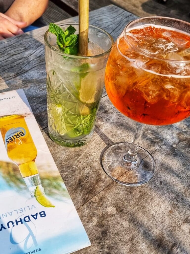 Cocktails Badhuys strandpaviljoen; tips wat te doen op Vlieland, weekendje Waddeneilanden