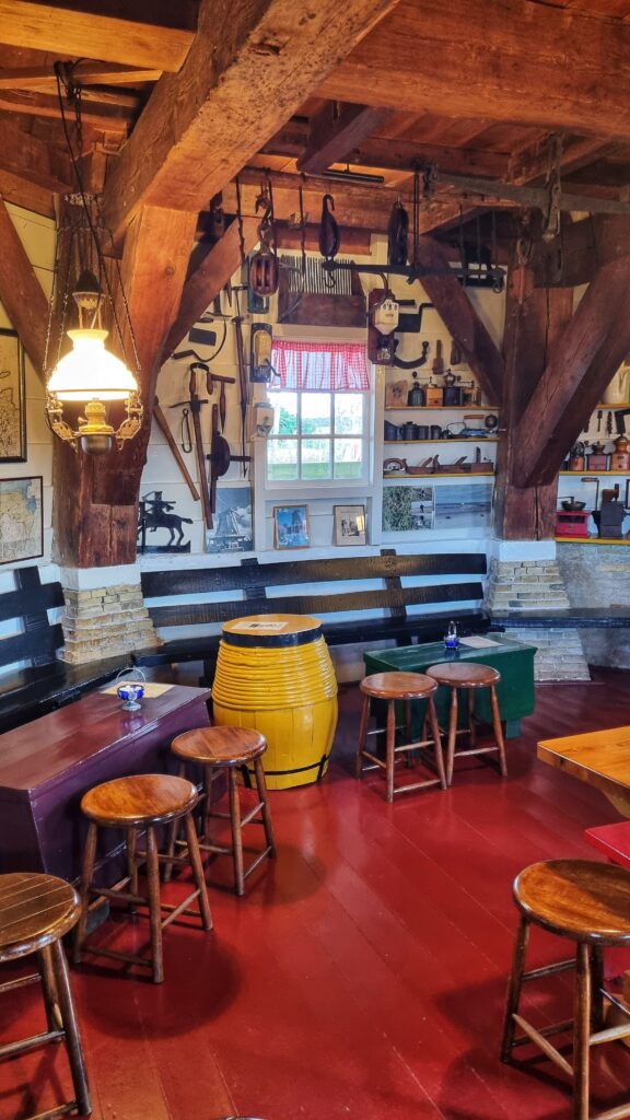 Koffiemolen, koffie + cranberry kwarktaart; leuke tips wat te doen op Terschelling