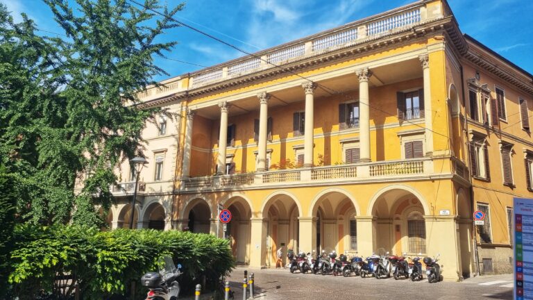 Piazza Cavour; tips wat te doen in Bologna, Italië