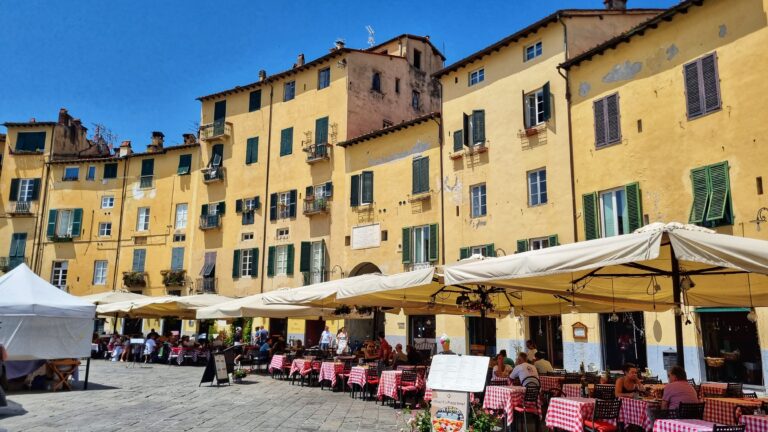 Piazza dell'Anfiteatro; bezienswaardigheid Lucca, tip wat te doen